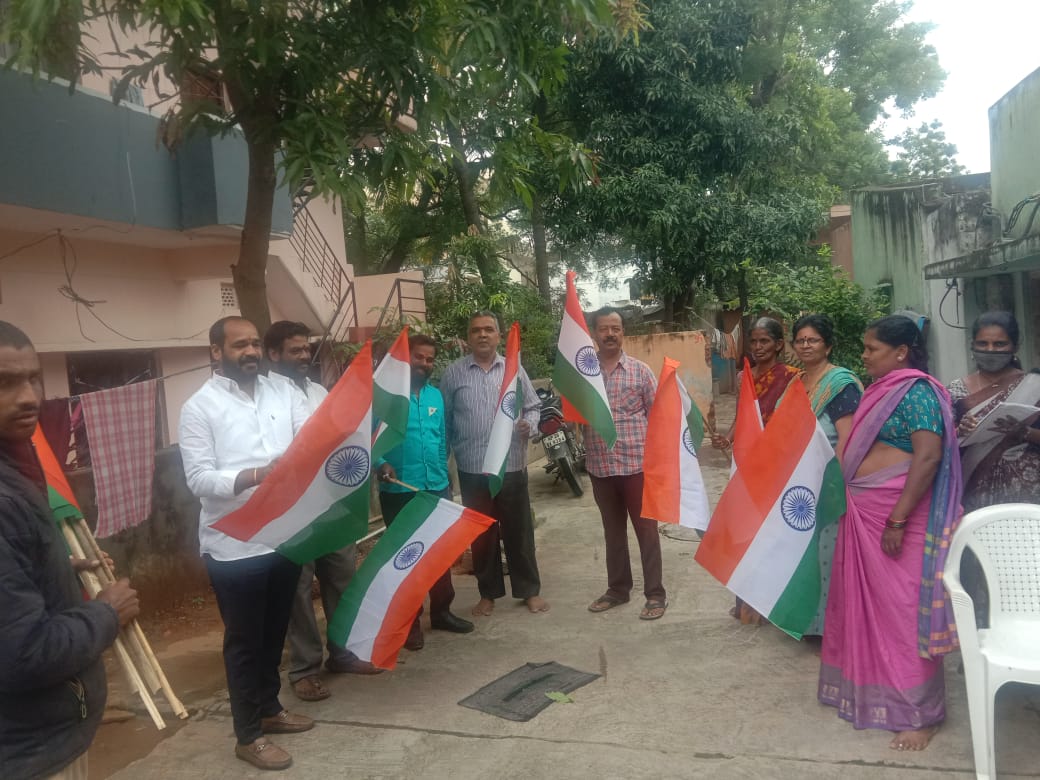 Swatantra Bharata Vajrotsavalu Celebrations, Distibution of Flags to door to door in Komopally Municipality.